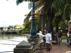 サイゴン川の釣り人
