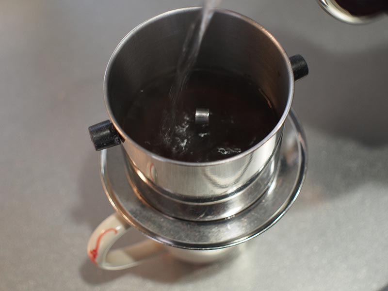 ベトナムコーヒーの入れ方（お湯を入れる）