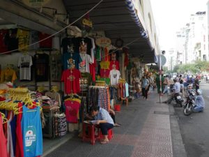 ベンタン市場の外のTシャツ屋