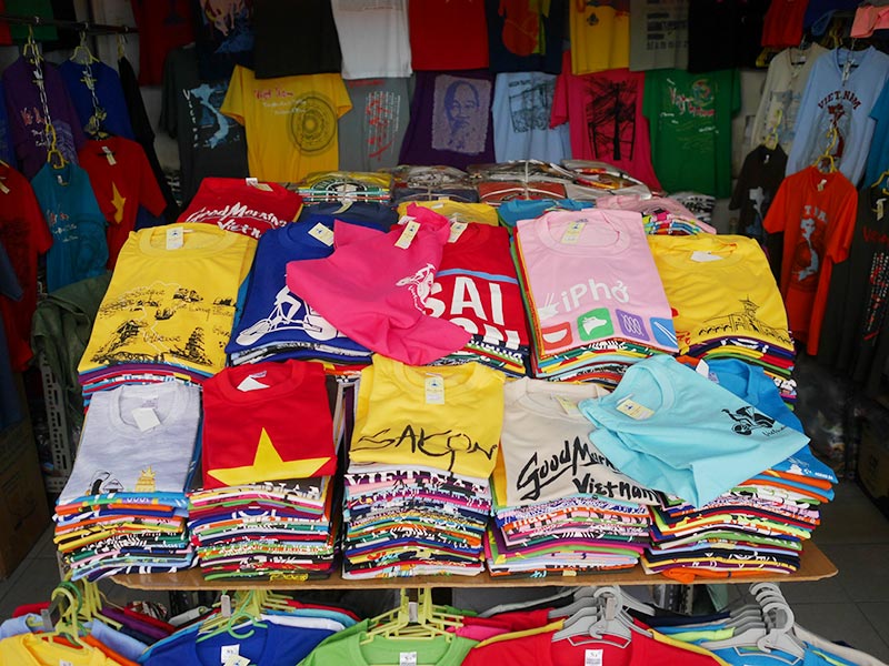ベンタン市場のTシャツ屋　色々なTシャツがある