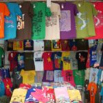 ベンタン市場のTシャツ屋　色々なTシャツがある