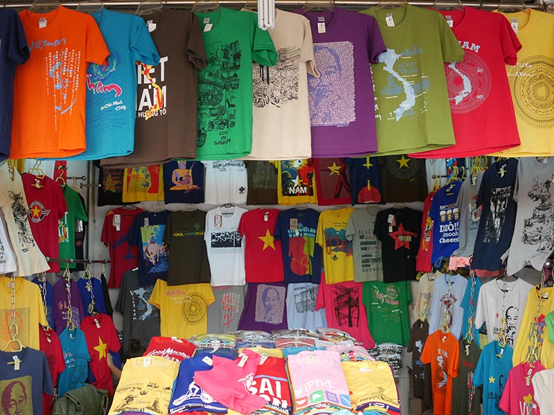 ベンタン市場のTシャツ屋　色々なTシャツがある