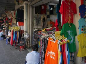 ベンタン市場のTシャツ屋