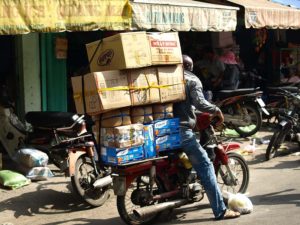 大きい荷物を運ぶバイカー