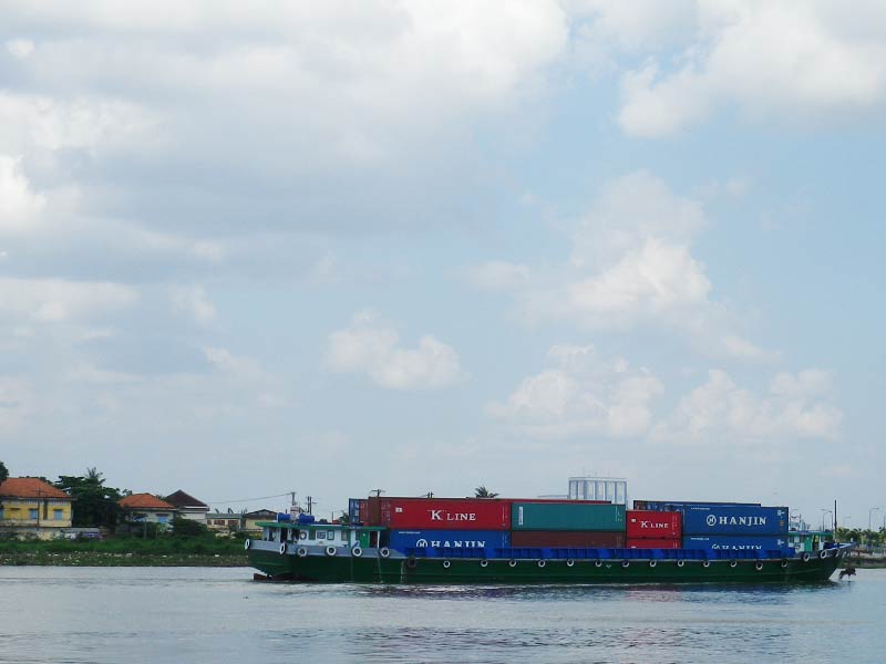 サイゴン川の貨物船