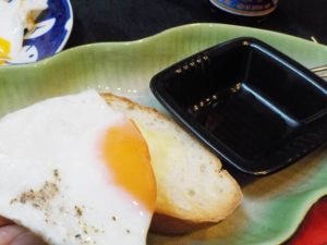 ヌクナムと目玉焼きとフランスパンの料理