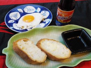 ヌクナムと目玉焼きとフランスパンの料理