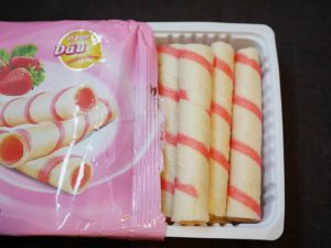 お菓子bánh quếイチゴ味