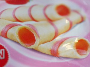 お菓子bánh quếイチゴ味パッケージ