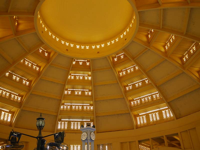 天井がドーム型のセントラルマーケット