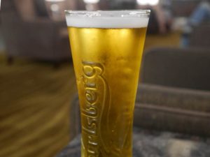 プノンペン空港のラウンジのビール