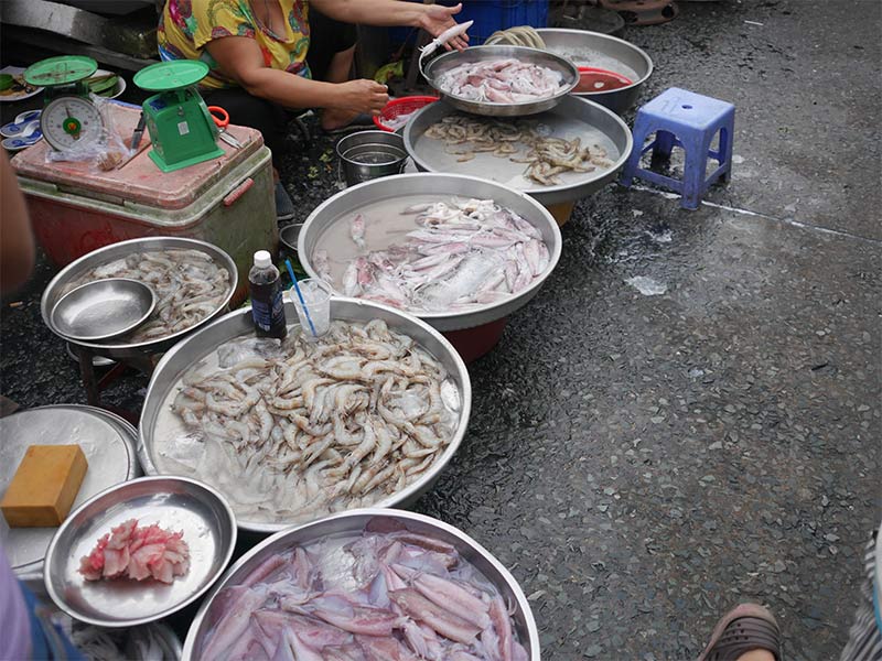 タンディン市場の魚介売り場