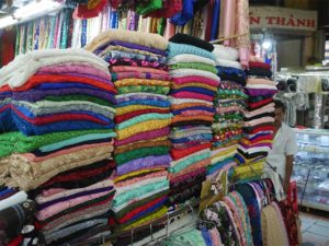 タンディン市場の布屋