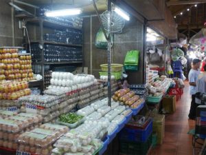 タンディン市場の卵売り場