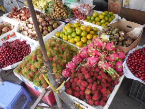 プノンペンの市場の果物売り場