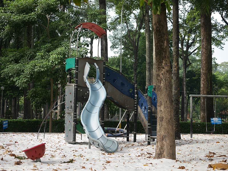 タオダン公園の子供広場　滑り台
