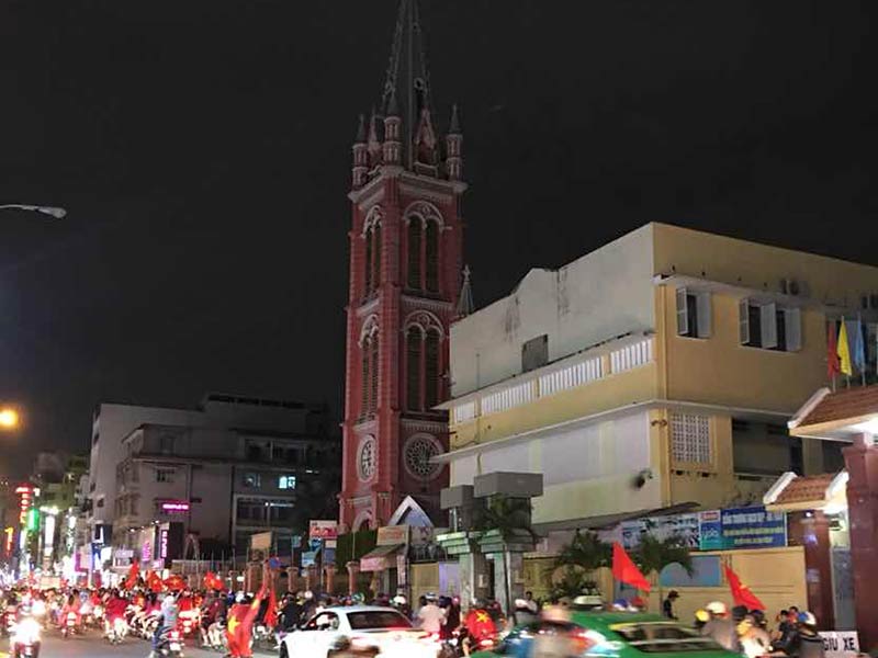サッカーACF準優勝で賑わうホーチミンの街　タンディン教会前