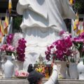 ぼったくり体験!ホーチミンのお寺でお花と親切なガイドには注意