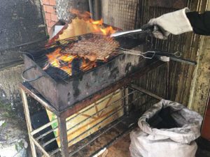 ブンチャーレストラン　Bun Cha Ha Noi Tru Bat Gioi　肉の調理