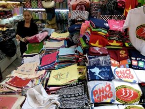 ラッキープラザのプラカゴバッグのお店「BAO KHANG」　Tシャツ、お土産品