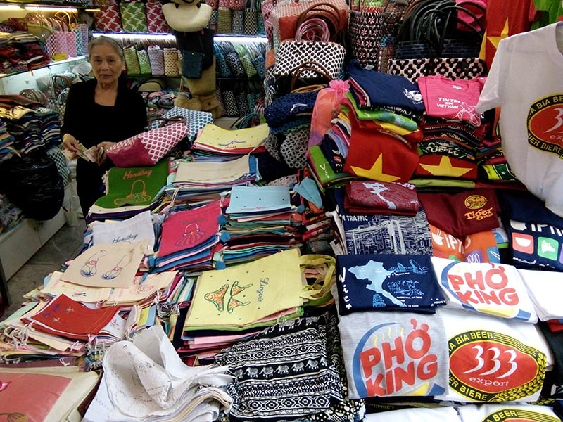 ラッキープラザのプラカゴバッグのお店「BAO KHANG」　Tシャツ、お土産品