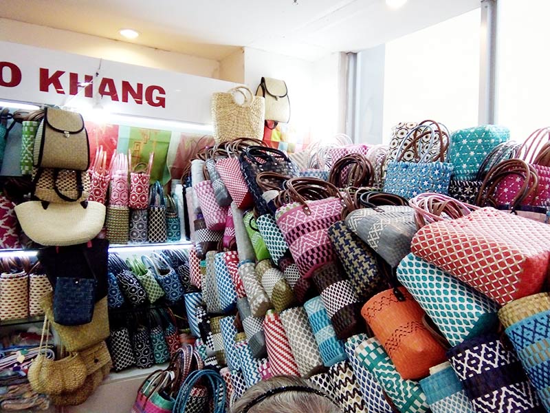 ラッキープラザのプラカゴバッグのお店「BAO KHANG」重なるバッグ