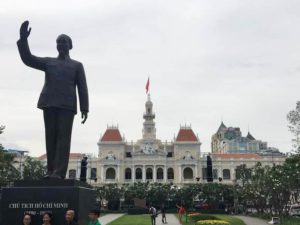 ホーチミン像とホーチミン人民委員会庁舎