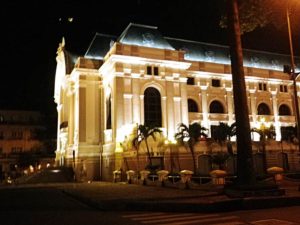 ライトアップされたホーチミン市民劇場