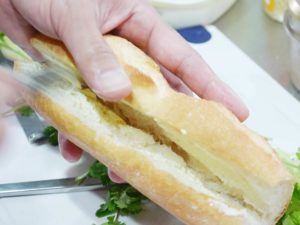 目玉焼きバインミー、パンにバターを塗る