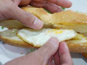 目玉焼きバインミー、パンにタマゴを挟む