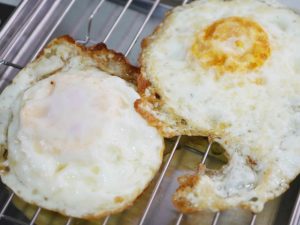 目玉焼きバインミーの作り方　目玉焼き