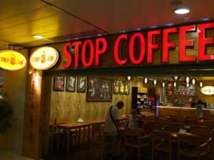 ホーチミン タンソンニャット国内線空港　カフェ