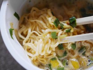 ベトナムカップヌードル タイトムヤムの麺