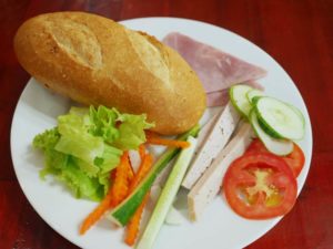 フーコック島オレンジリゾートの朝ごはん　バインミー