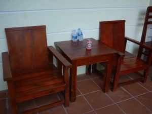 オレンジリゾートの部屋のテーブル