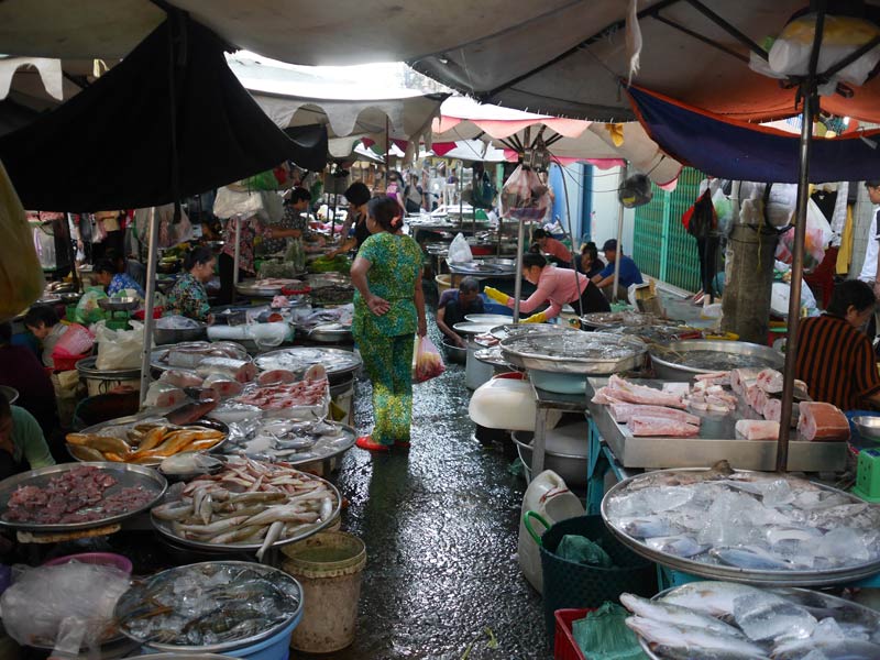 フーンフン市場の魚屋