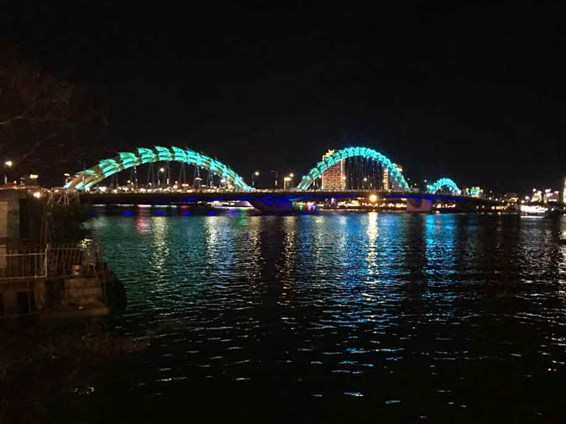 ダナン ロン橋の夜景