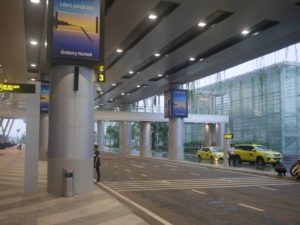 ダナン国際空港の到着出口付近