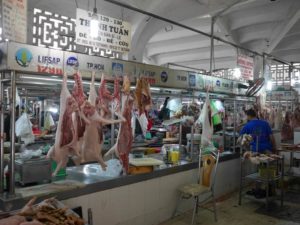 ホアビン市場内