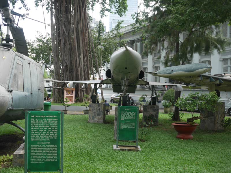 ホーチミン市博物館の庭の展示　戦闘機