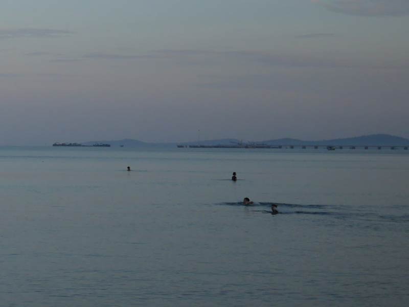 フーコック島の朝、泳ぐ人