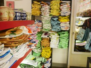 サイゴンキッシュ店内　穀物飼料袋のリメイクバック