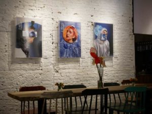 カフェM2C cafe　店内の絵画