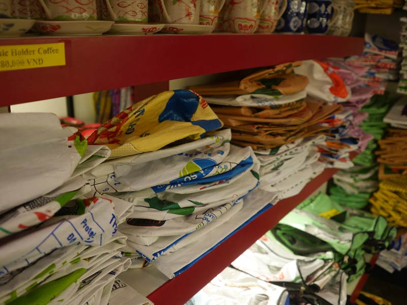 サイゴンキッシュ店内　穀物飼料袋のリメイクバック