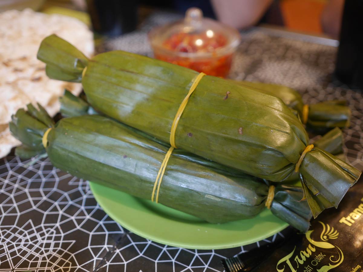 え コレ何 ベトナムのレストランにある葉に包まれた謎の食べ物