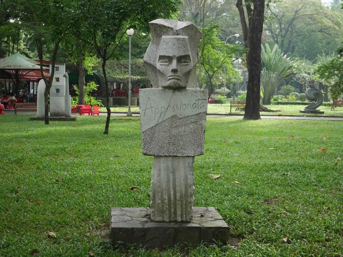 タオダン公園の石像