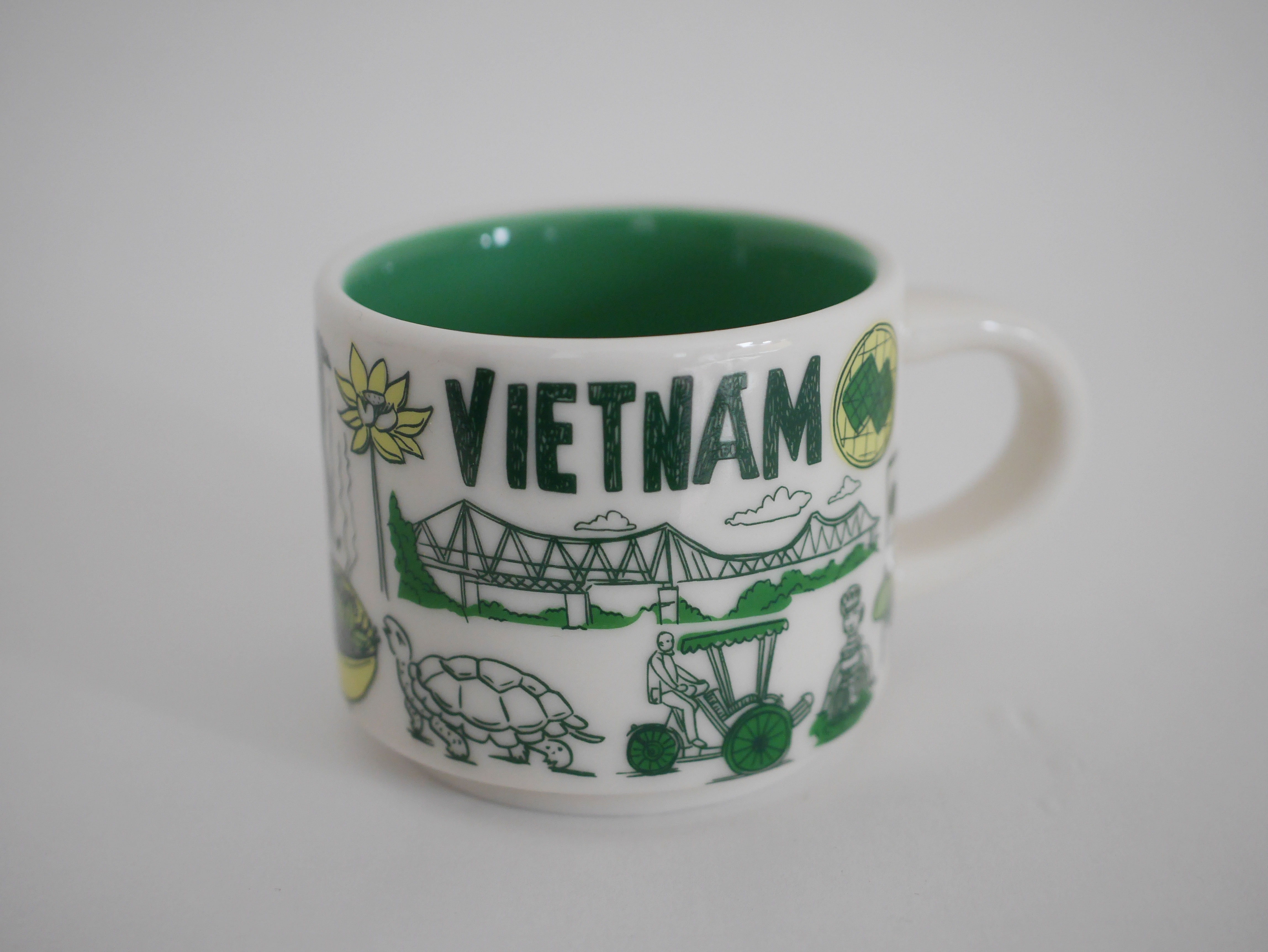 イラストがカワイイ スタバ限定のベトナムコーヒーカップをお土産に